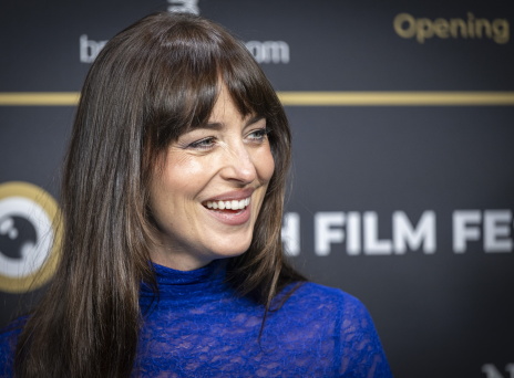 Ντακότα Τζόνσον: Εμφανίστηκε με διάφανο φόρεμα στο Φεστιβάλ Κινηματογράφου της Ζυρίχης