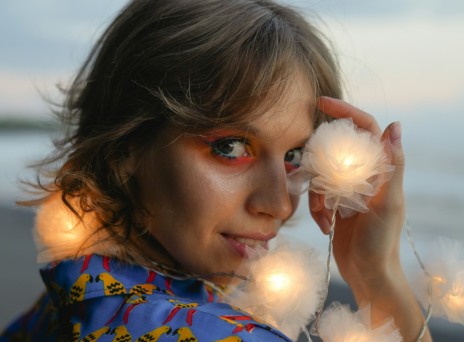 Νέα κοπέλα με κοντά μαλλιά και πορτοκαλί σκιά ματιών 