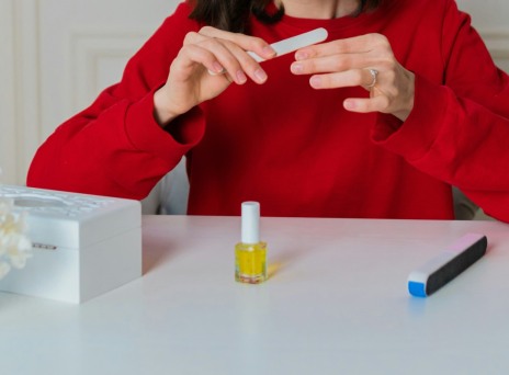 κοπέλα που λιμάρει τα νύχια της 