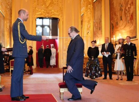 Ο Γκάρι Όλντμαν χρίστηκε ιππότης από τον πρίγκιπα Ουίλιαμ