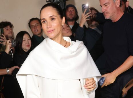 Η Μέγκαν Μαρκλ επέστρεψε μετά από 10 χρόνια στην Εβδομάδα Μόδας του Παρισιού, στηρίζοντας τον Πιερπάολο Πιτσιόλι και τον οίκο Balenciaga 