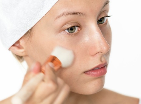 κοπέλα που φοράει foundation