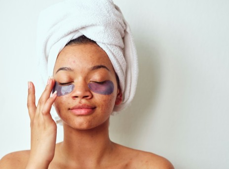 κοπέλα που βάζει μάσκα ματιών 