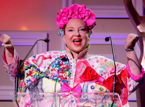 Ο Ντάνιελ Μπέρναρντ ζητά $250.000 το μήνα διατροφή από τη Sia, επικαλούμενος τον πολυτελή τρόπο ζωής και την οικονομική εξάρτησή του από την τραγουδίστρια