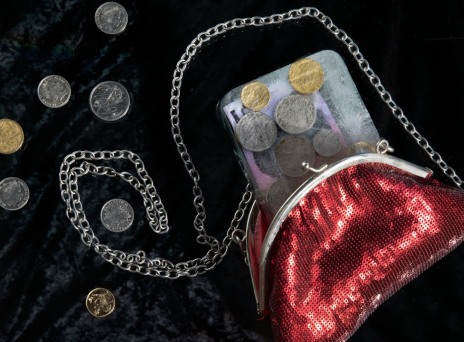 κόκκινο πορτοφόλι με μετρητά 