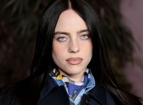 Η Μπίλι Άιλις δώρισε 11,5 εκατ. δολάρια και προέτρεψε τους δισεκατομμυριούχους να βοηθήσουν όσους πλήττονται από φτώχεια και κρίσεις.