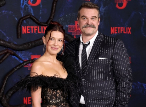 Μίλι Μπόμπι Μπράουν και Ντέιβιντ Χάρμπορ αγκαλιά στο κόκκινο χαλί, μετά τη μήνυση της πρώτης