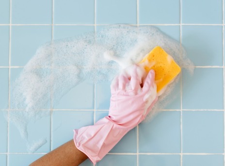 3 DIY φυσικά καθαριστικά που φτιάχνεις με υλικά της κουζίνας