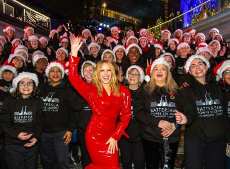 Η Κάιλι Μινόγκ έκανε έκπληξη στο Battersea Power Station του Λονδίνου - Άναψε τα χριστουγεννιάτικα φώτα και παρουσίασε νέο της single από το «Kylie Christmas»