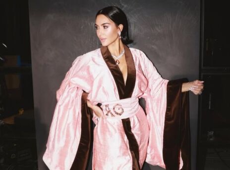 Η Κιμ Καρντάσιαν φορά κιμονό στη σειρά All’s Fair, έξι χρόνια μετά τον σάλο για το brand «Kimono» - Το κοινό σχολιάζει πως τώρα η χρήση είναι «κατάλληλη».