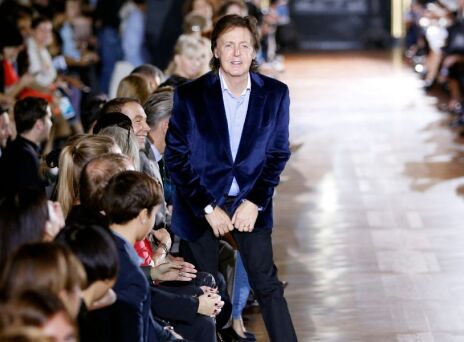 Ο Πολ ΜακΚάρτνεϊ και Βρετανοί βουλευτές καλούν την ΕΕ να μην απαγορεύσει όρους «μπέργκερ» και «λουκάνικο» για φυτικά προϊόντα, τονίζοντας το κλιματικό όφελος.