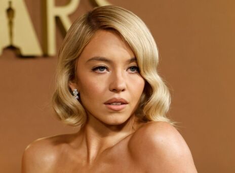 Η ηθοποιός Σίντνεϊ Σουίνι δηλώνει πως η σιωπή της για τη διαφήμιση American Eagle, που θεωρήθηκε ότι προωθεί λευκή υπεροχή, «μεγάλωσε το χάσμα» 