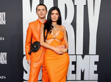 Η Κάιλι Τζένερ και ο Τιμοτέ Σαλαμέ εμφανίστηκαν στην πρεμιέρα του Marty Supreme με πορτοκαλί δερμάτινα σύνολα - Πώς συνδέεται το look με την ταινία.