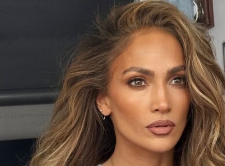 Η Τζένιφερ Λόπεζ στόλισε για τα Χριστούγεννα - και αποκάλυψε κατά λάθος πού μένει σήμερα