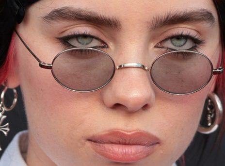 Μπίλι Άιλις: Η Αμερικανίδα τραγουδίστρια ζητά μεταρρύθμιση στην οπλοκατοχή μετά τις μαζικές επιθέσεις σε ΗΠΑ και Αυστραλία