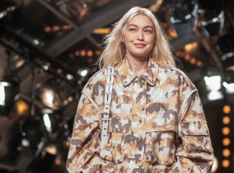 Η Gigi Hadid στο Paris Fashion Week για τη σεζόν Α/Κ 2023