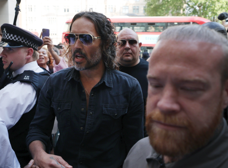 «Είμαι αθώος» - Ο Ράσελ Μπραντ για τον βιασμό και τις σεξουαλικές επιθέσεις κατά τεσσάρων γυναικών