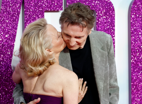 Πάμελα Άντερσον και Λίαμ Νίσον: Αγκαλιές και φιλιά στο κόκκινο χαλί του «The Naked Gun» © John Phillips/Getty Images