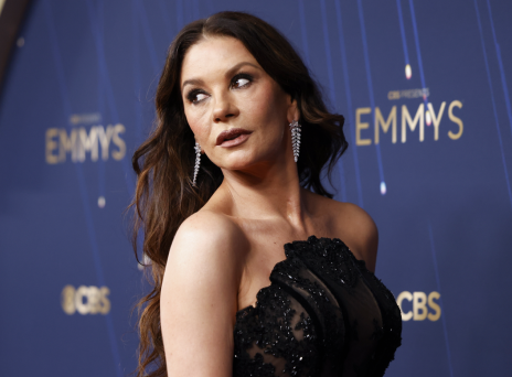 Κάθριν Ζέτα-Τζόουνς: Η εμφάνιση με μαγιό και τεράστιο ψάθινο καπέλο που έγινε viral