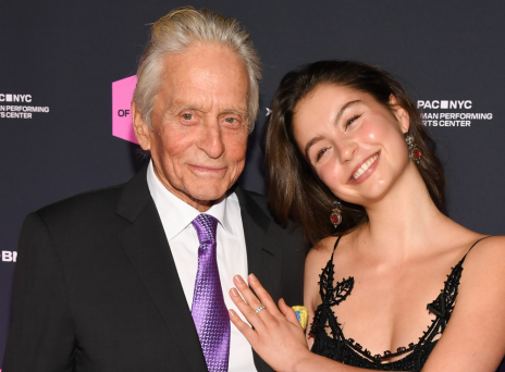 Κάθριν Ζέτα Τζόουνς: Η κόρη της εμφανίστηκε με vintage φόρεμα που είχε βάλει εκείνη πριν από 20 χρόνια - Η φωτογραφία που έγινε viral