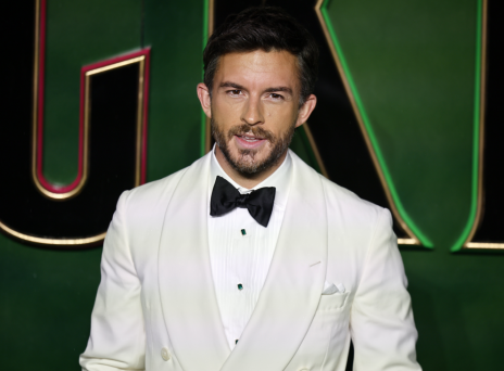 Πώς αντέδρασε ο Τζόναθαν Μπέιλι όταν έμαθε πως είναι ο πιο σέξι άνδρας για το 2025