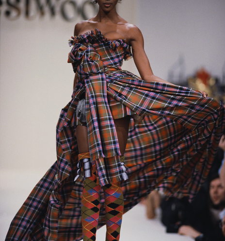 Η Naomi Campbell στην πασαρέλα με φόρεμα Westwood.