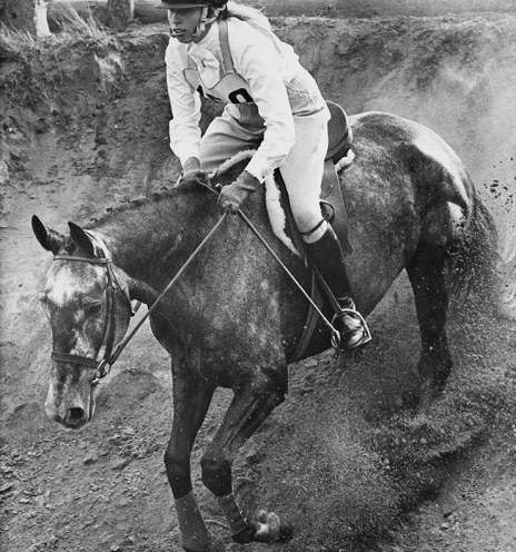 Η πριγκίπισσα Άννα διαγωνίζεται στο αρχάριο πολιτικό τμήμα των μονοήμερων δοκιμών του στρατού στο Tweseldown, το 1971, ιππεύοντας το Collingwood, ένα από τα άλογα της Βασίλισσας. © Central Press/Hulton Archive/Getty Images