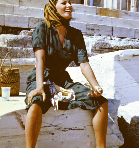 Η Σοφία Λόρεν στην Ακρόπολη, στην Αθήνα, κατά τη διάρκεια των γυρισμάτων της ταινίας «Boy on a Dolphin», 1956