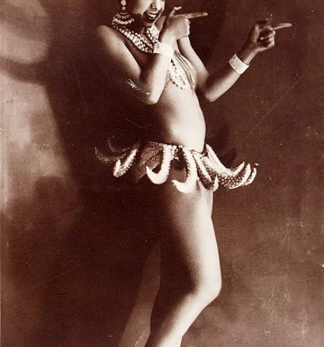 Η Baker το 1927, φορώντας το θρυλικό banana costume με τα μαργαριτάρια  στο λαιμό και τη φούστα με τις 16 λαστιχένιες μπανάνες