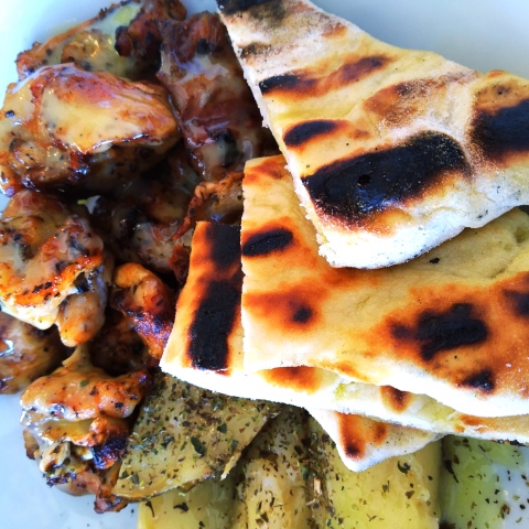 Κοντοσούβλι κοτόπουλο που αργοψήθηκε στα κάρβουνα με πατάτα στη χόβολη και χειροποίητη πιτούλα