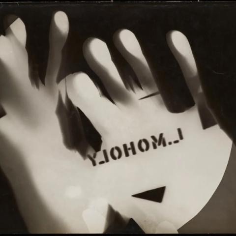 Laszlo Moholy-Nagy - Light Play: - Άτιτλο φωτόγραμμα (χέρια), 1925-1926. Εκθεσιακή εκτύπωση με την ευγενική παραχώρηση του Estate of László Moholy-Nagy Bauhaus στο λιμάνι