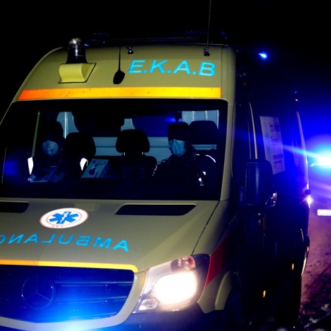 Ασθενοφόρο του ΕΚΑΒ σε νυχτερινή κλήση