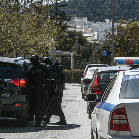 Στιγμιότυπο από τη μεταφορά των δύο συλληφθέντων που σχεδίαζαν τρομοκρατικό χτύπημα