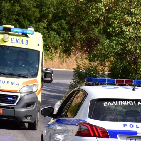 Ασθενοφόρο και περιπολικό της ΕΛΑΣ