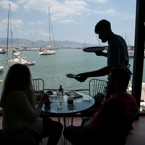 Άτομο σερβίρει σε καφετέρια