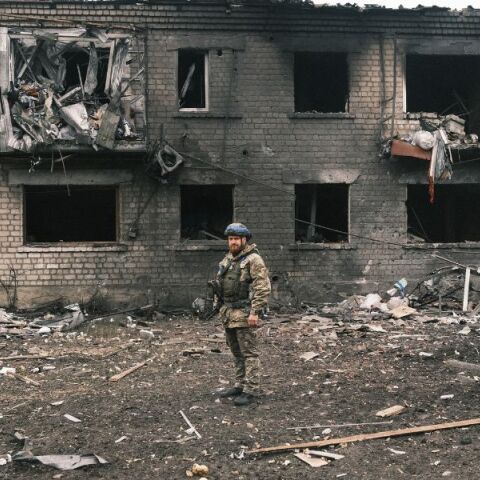 Βομβαρδισμένο κτίριο σε χωριό έξω από το Χάρκοβο της Ουκρανίας