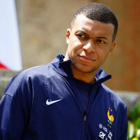 Κιλιάν Εμπαπέ: Ο αρχηγός της εθνικής Γαλλίας στέλνει πολιτικό μήνυμα - Προτρέπει ψήφο κατά των άκρων στις βουλευτικές εκλογές.