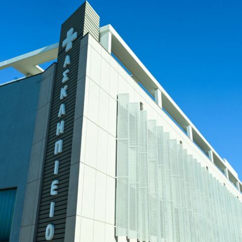 Συνελήφθη άνδρας που απείλησε την αδελφή του με μαχαίρι στο Ασκληπιείο Βούλας