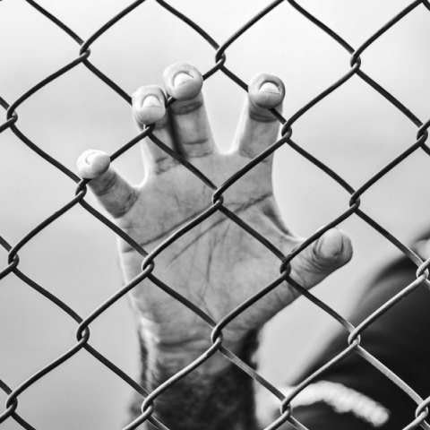 ανδρας πιανει καγκελα