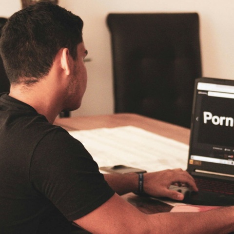 Ντελακρουά αντί για Pornub θα βλέπουν στη Γαλλία