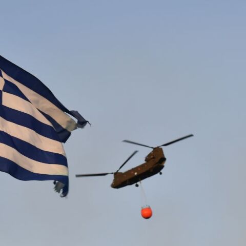 Ελικόπτερο επιχειρεί σε φωτιά