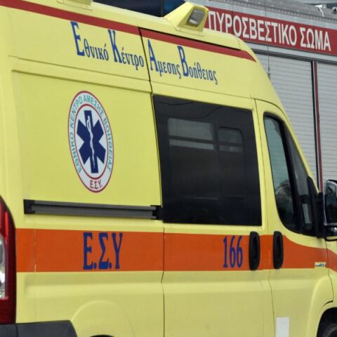 Ασθενοφόρο του ΕΚΑΒ και όχημα της Πυροσβεστικής