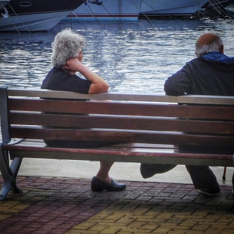 Συνταξιούχοι σε παγκάκι