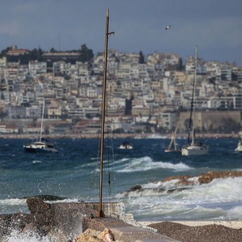 Με ισχυρούς ανέμους έως 8 μποφόρ ο καιρός το Σάββατο - Πού θα κυμανθεί η θερμοκρασία 