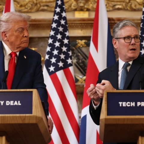 Ο Ντόναλντ Τζ. Τραμπ με τον Βρετανό Πρωθυπουργό Κιρ Στάρμερ στο Άιλσμπερι της Βρετανίας