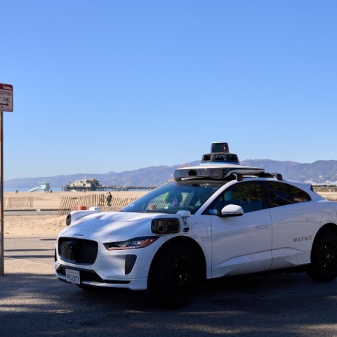 Ρομποτικό ταξί της Waymo στο Λος Άντζελες