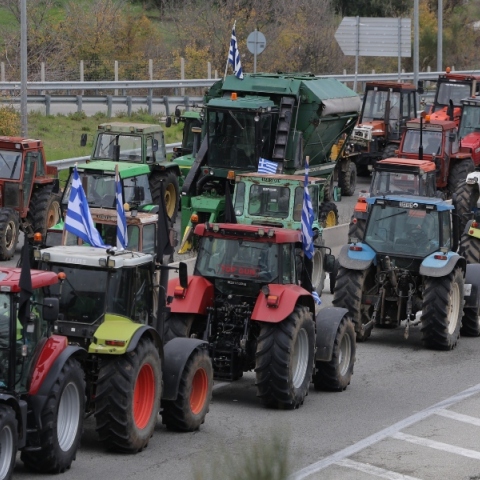 Αγρότες μπήκαν με τα τρακτέρ στην Πάτρα 