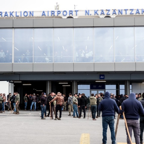 Μπλόκα αγροτών: Άνοιξε το αεροδρόμιο στα Χανιά – Πτήσεις έως τις 23:00 στο αεροδρόμιο Ηρακλείου