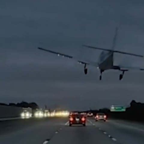 Αεροπλάνο προσγειώθηκε πάνω σε αυτοκίνητο