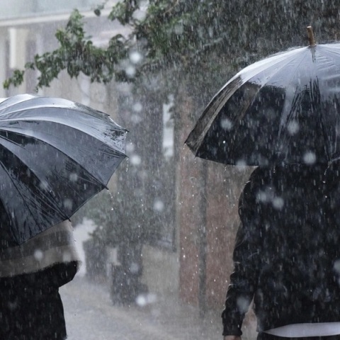 βροχη, περαστικοι